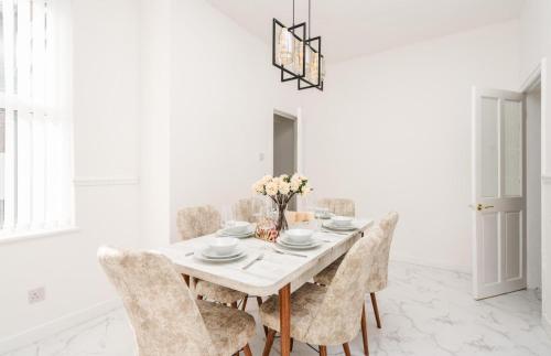 Liverpool Luxe Retreat 3 Bedroom House Next to Everton Stadium — 4-Star Luxury Hotel in Liverpool, United Kingdom