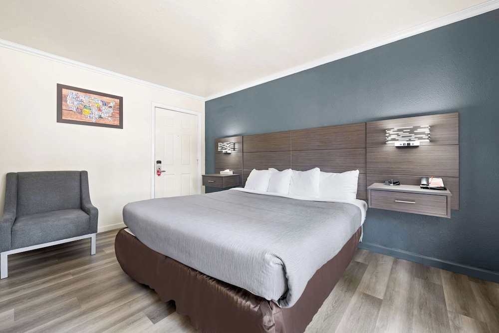 Econo Lodge Inn & Suites Heavenly Village Area - photo 15