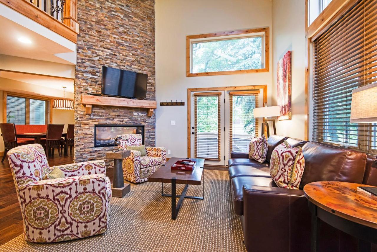 3BR Mountain Retreat Ski Hike and Private Hot Tub in Bridgeport, United States