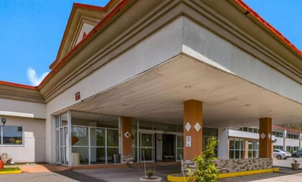 Red Carpet Inn Hazleton - photo 32