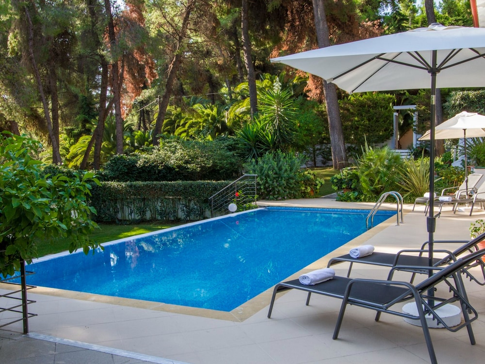 A Private Haven: Hera with Secluded Pool and Garden — 4-Star Luxury Hotel in Kassandreia, Greece