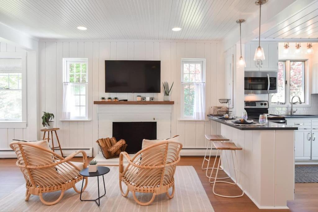 Spacious Beach House 6 Min Walk to Beach — 4-Star Luxury Hotel in Falmouth, United States