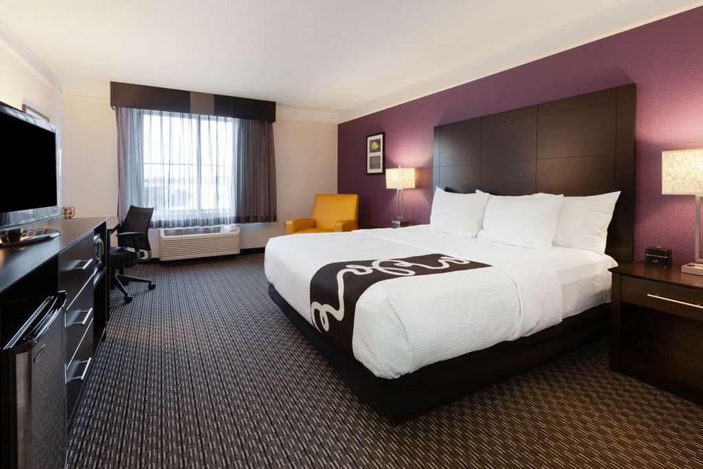 La Quinta Inn & Suites by Wyndham Detroit Utica - photo 4