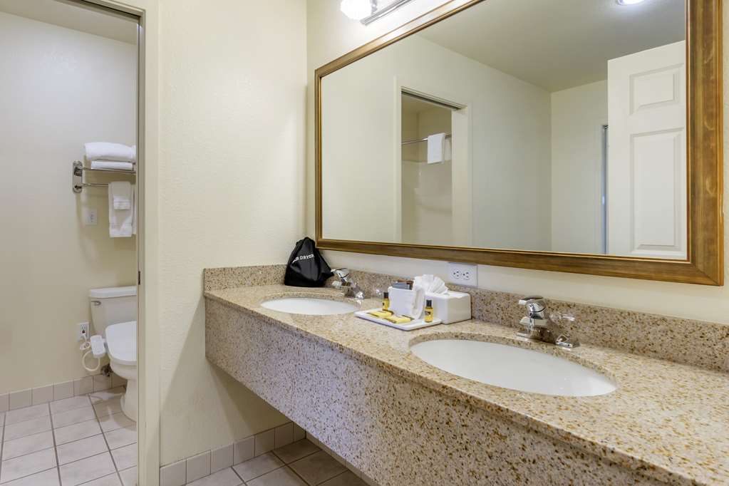 Best Western Plus Edmonds Harbor Inn - photo 37