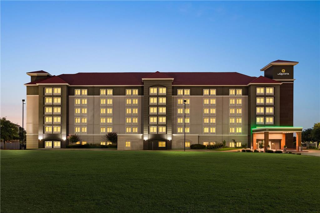 La Quinta Inn & Suites by Wyndham Arlington North 6 Flags Dr - photo 2