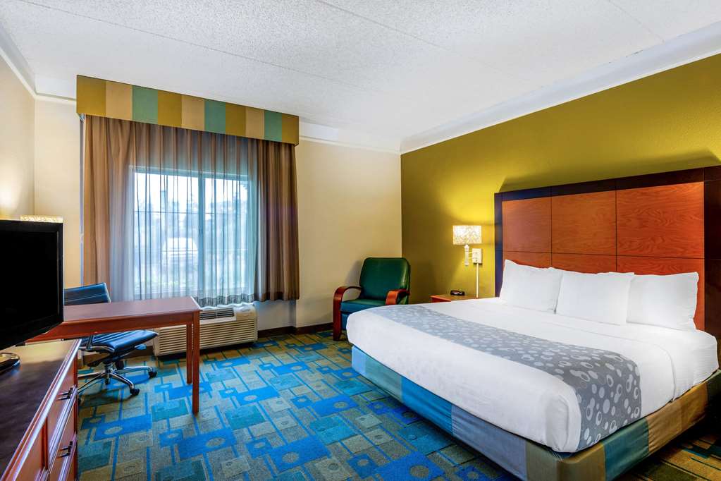 La Quinta Inn & Suites by Wyndham Fremont Silicon Valley - photo 8