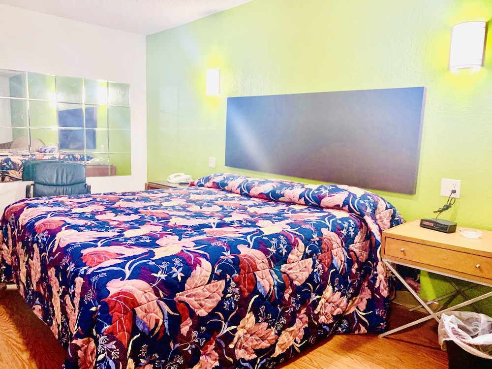 Embassy motel - photo 9