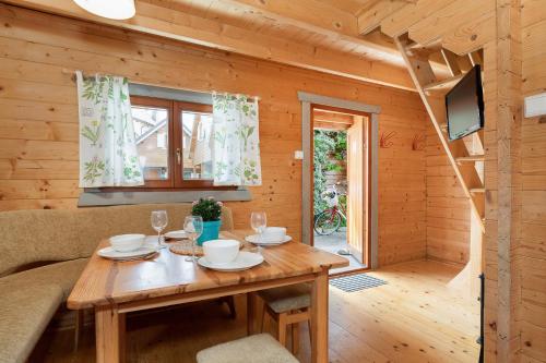 Domki Rekin Podgrzewany basen z brodzikiem oraz klimatyzacją in Rewal, Poland