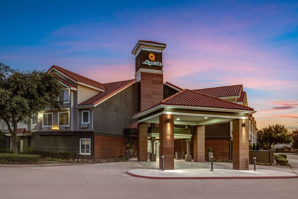 La Quinta Inn & Suites by Wyndham Dallas DFW Airport North - photo 7
