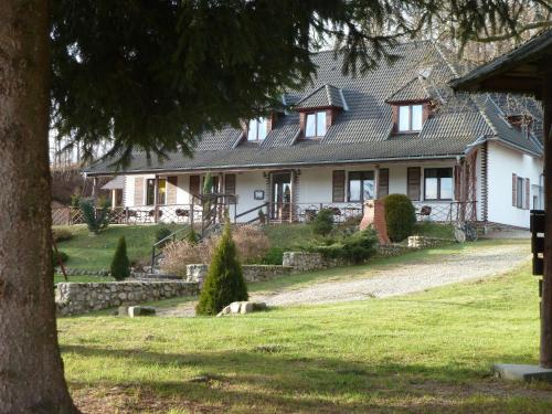 Zajazd Pod Skarpą — hotel in Myslakowice