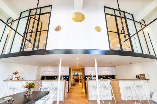 Luxurious modern artsy fully fitted home