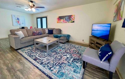 Cheerful Watercolors in 2BR Cottage — 4-Star Luxury Hotel in Port Neches, United States