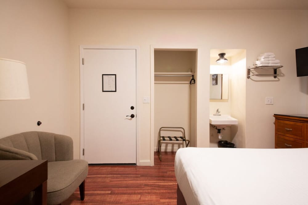 Anchor Pointe Inn - photo 32