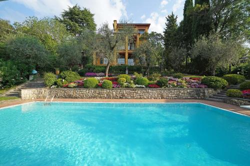 Villa Vibe Luce beautiful period villa with private pool and lake view — 4-Star Luxury Hotel in Gardone Riviera, Italy