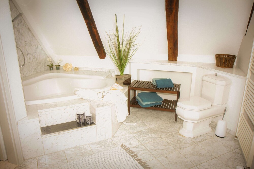 Deep soaking bathtub