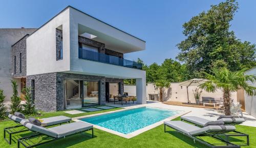 Superb Design Villa Medulin — 4-Star Luxury Hotel in Medulin, Croatia