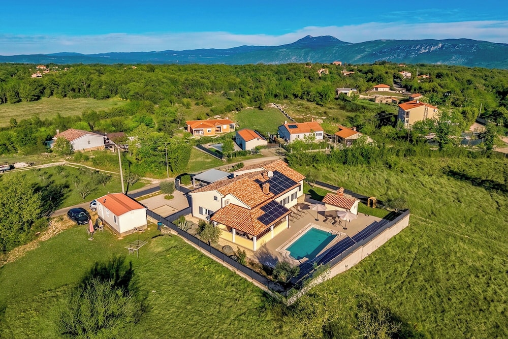 Casa Berton Modern Villa With Pool — 4-Star Luxury Hotel in Sveta Nedjelja, Croatia