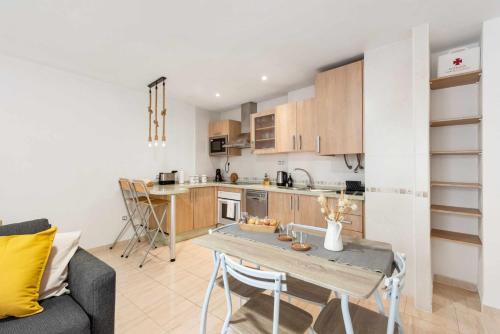 Sunlit Apartment Casa Bonita with Free Parking — 4-Star Luxury Hotel in Malaga, Spain