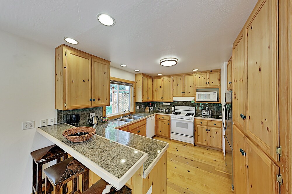 Tahoe Donner Luxury Sleeps 14 Hot tub 3100 sqft - photo 10