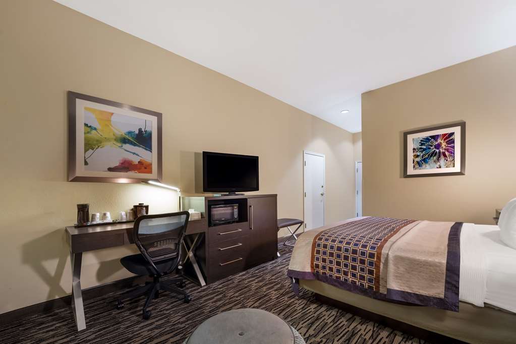 Best Western Bradbury Inn & Suites - photo 15