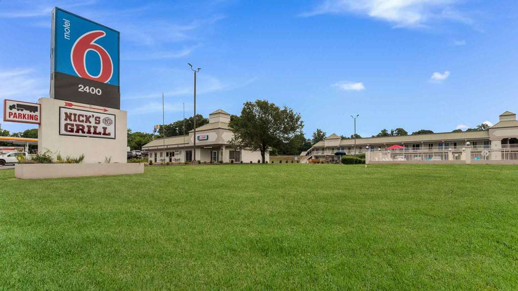 Motel 6 Pulaski TN - featured photo