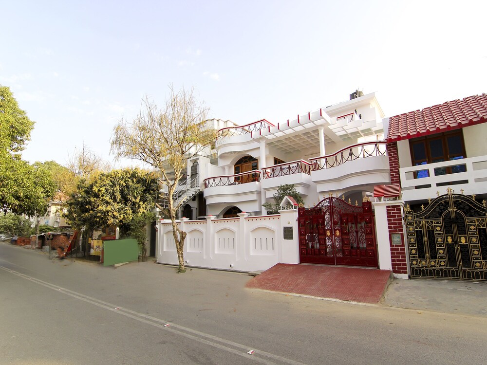 Oyo 12857 D Moon Star - last minute hotel in Lucknow