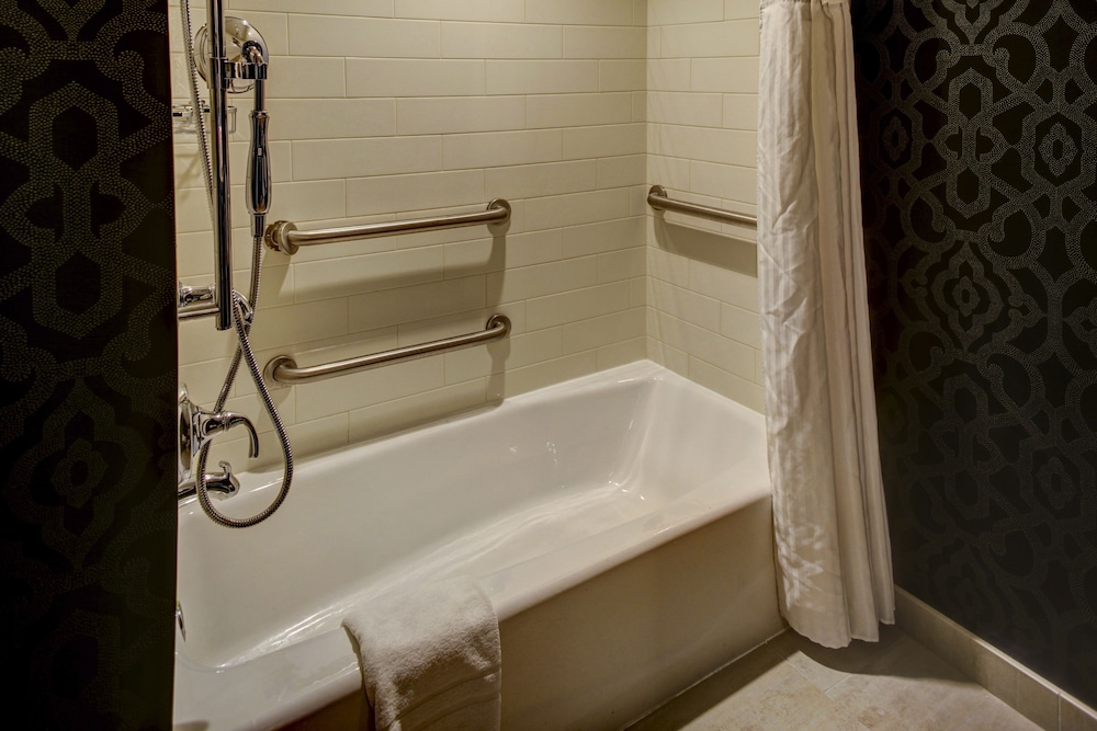 Embassy Suites Williamsburg - photo 16