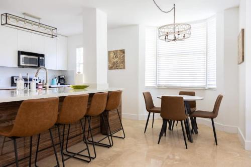 Luxe 3BR Apartment with Great Patio at Yacht Club — 4-Star Luxury Hotel in Aventura, United States