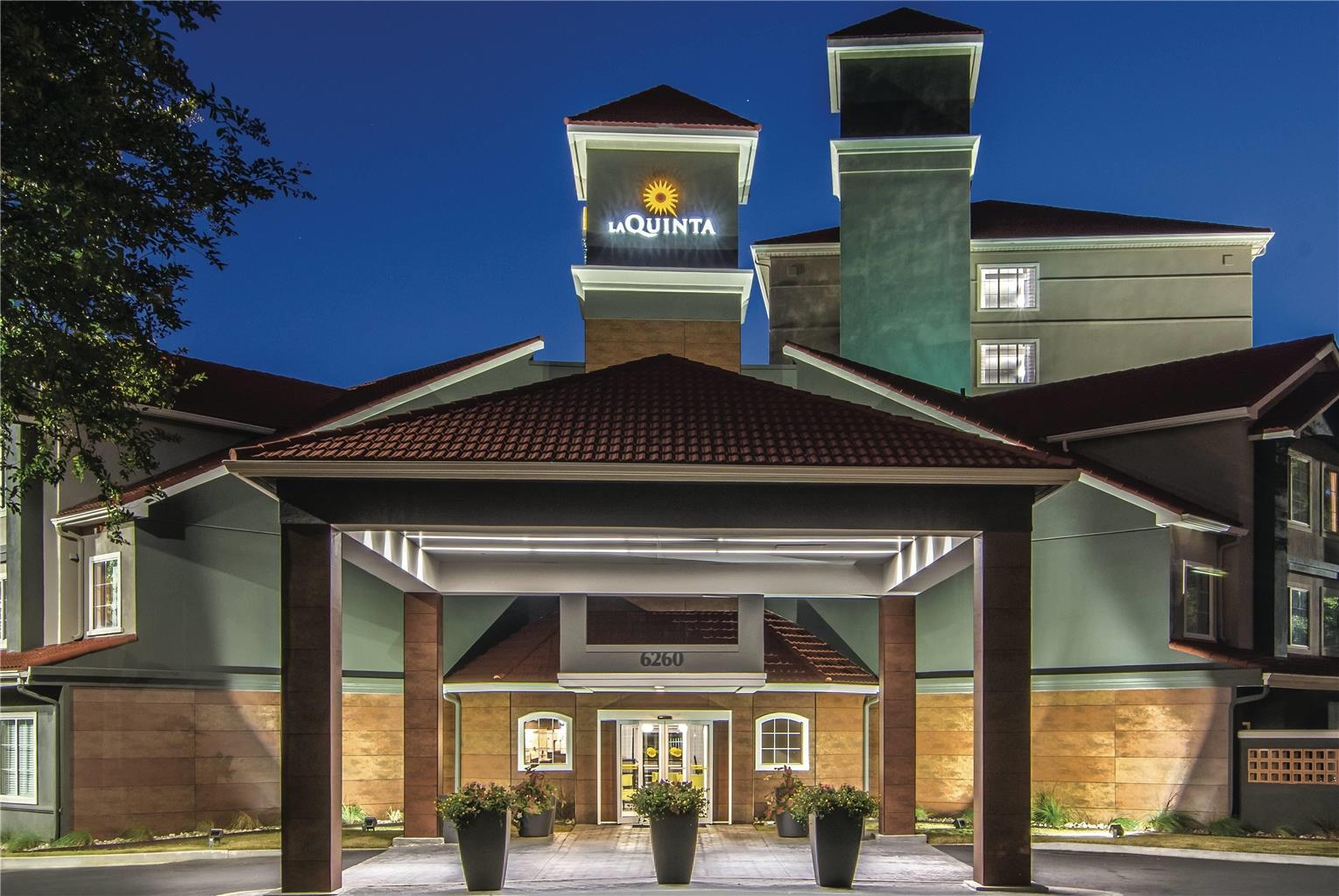 La Quinta Inn & Suites by Wyndham Atlanta Perimeter Medical - photo 3