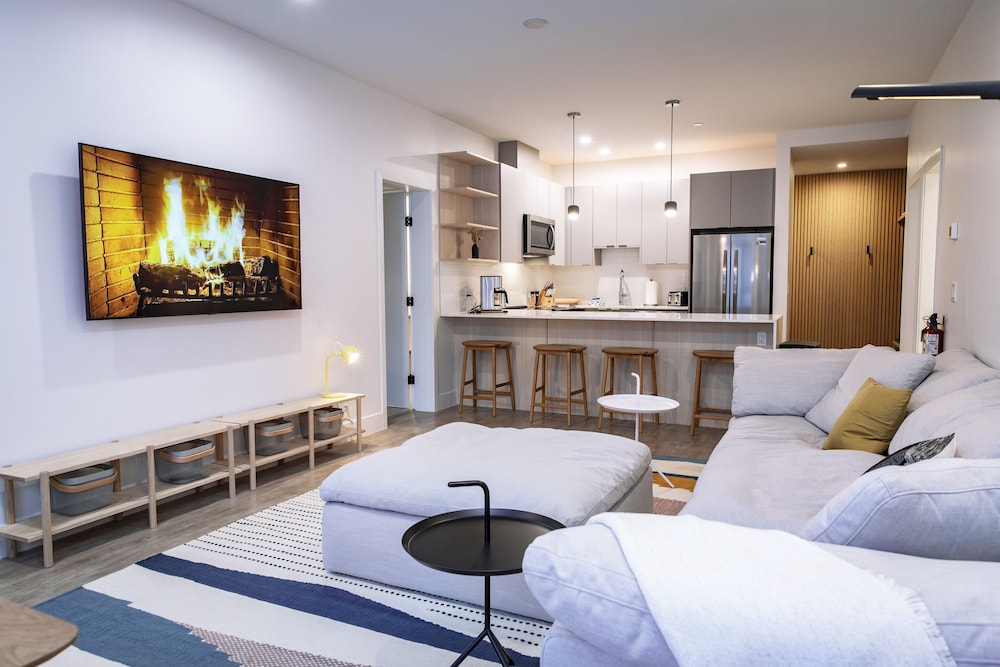 Tumbledown Condo By Revelstoke Vacations — 4-Star Luxury Hotel in Revelstoke, Canada