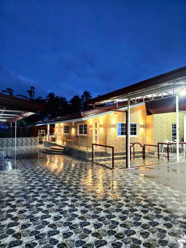 Jenessa's Executive Suite 90 sqm near Lanuza Surf Bay — 4-Star Luxury Hotel in Cantilan, Philippines
