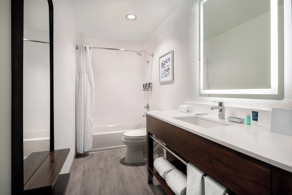 Four Points by Sheraton Hotel & Suites San Francisco Airport - photo 20