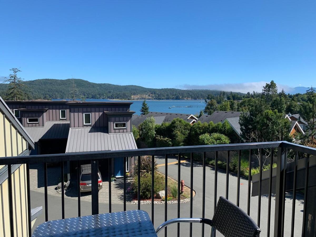 Race Rocks Townhouse Pet Friendly Sooke Rental — 4-Star Luxury Hotel in Sooke, Canada
