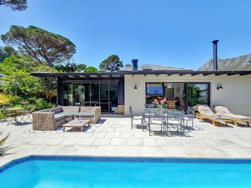 Peaceful 4 Bedroom Home in Estate Mountain Views