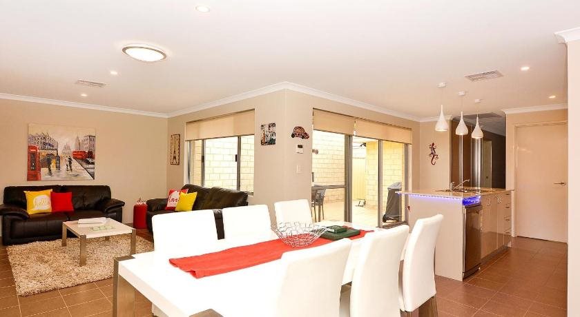 Chesapeake Retreat — 4-Star Luxury Hotel in Currambine, Australia