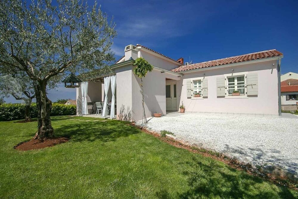 Beautiful Villa GF25 with pool in Visnjan — 4-Star Luxury Hotel in Visignano, Croatia