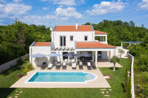 Villa Unica for 8 People in Central Istra very quiet and luxurious retreat only 15 minutes from azure blue sea — 4-Star Luxury Hotel in Rovinj, Croatia