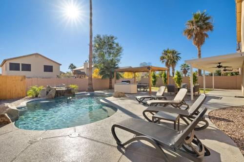 Sun Drenched Terrace: Chic w Grille Firepit Pool — Glendale — photo 4