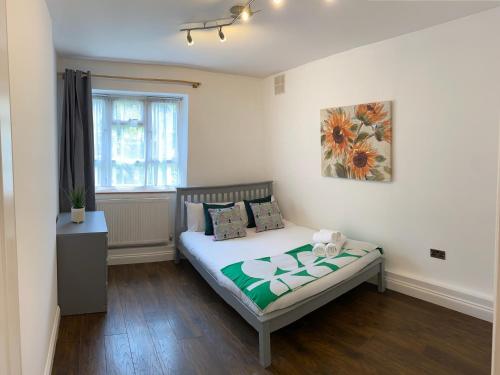 Nile Elms 1 Bed Apartment in Central London 2 Min Walk to Metro — 4-Star Luxury Hotel in London, United Kingdom