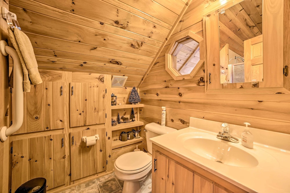 Lakefront Hawks Getaway Fire Pit & Kayaks in Rogers, United States