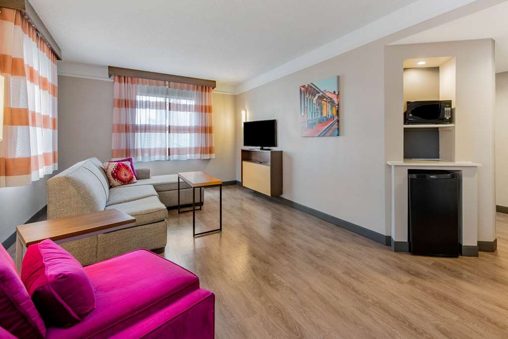 La Quinta Inn & Suites by Wyndham New Orleans Downtown - photo 53