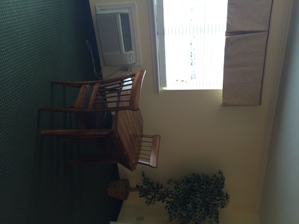 Hurricane Inn - photo 15