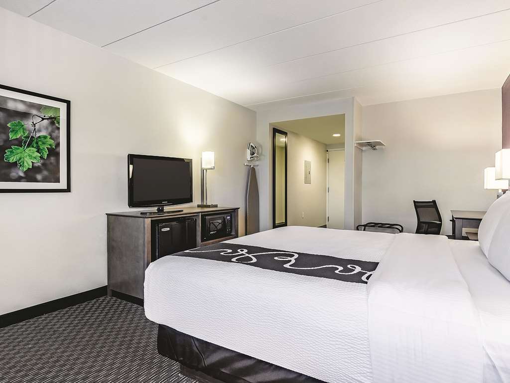 La Quinta Inn & Suites by Wyndham Warwick Providence Airport - photo 33
