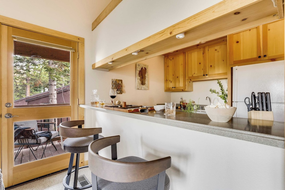 Sierra by Avantstay Ski In Ski Out Near Truckee w Access to Northstar Resort Community - photo 4