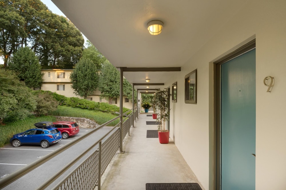 CPD Safe Clean Studio w Free Parking Near Shepherd Center - photo 13
