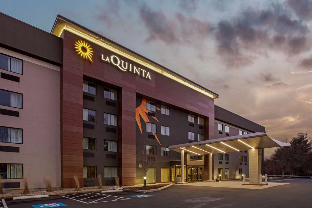 La Quinta Inn & Suites by Wyndham Hartford Bradley Airport - photo 5