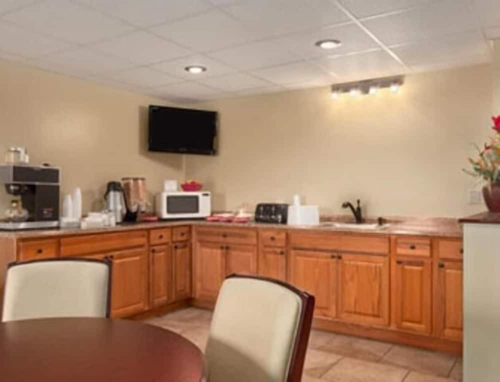 Hilltop Inn - photo 20