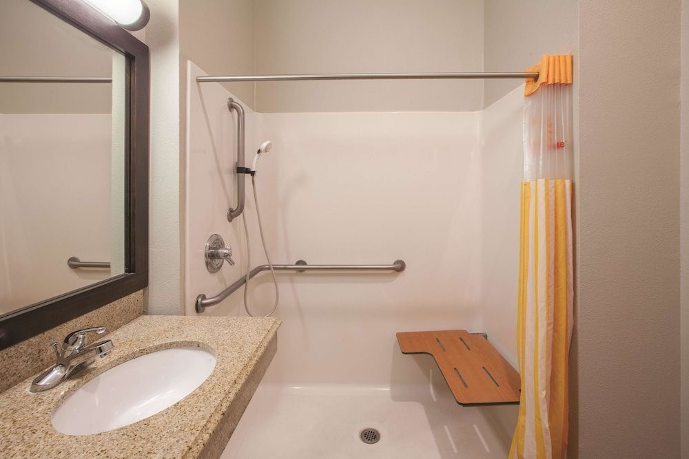 La Quinta Inn and Suites by Wyndham Lake Charles Casino Area - photo 17