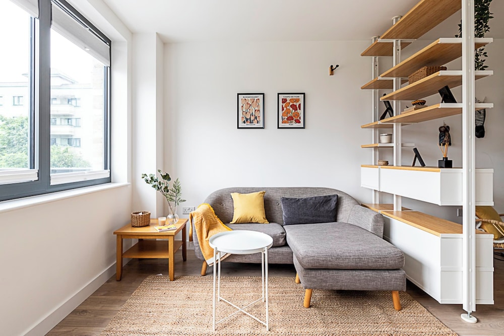 Well connected Cosy and Bright Modern Flat — 4-Star Luxury Hotel in London, United Kingdom