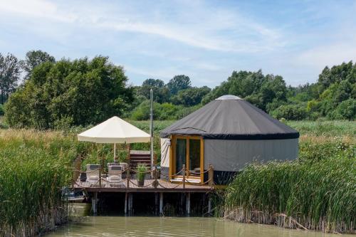 Chatka Pradziadka i Jurty na Wodzie — 4-Star Luxury Hotel in Pokrowka, Poland